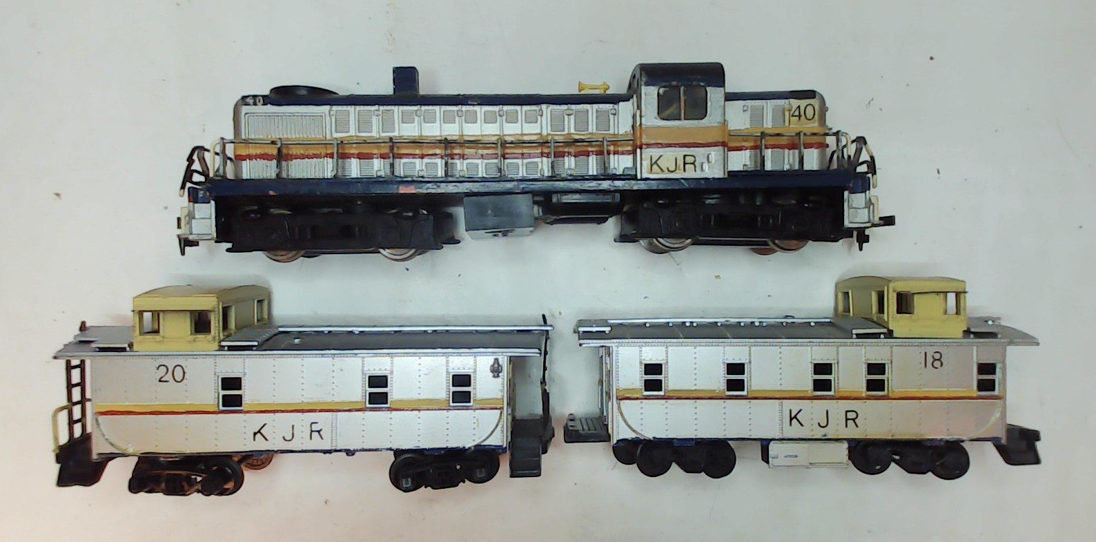 Hand-painted AHM HO RS-2 Diesel Locomotive, 2 Cabooses – Roco, Unbranded (DL076)