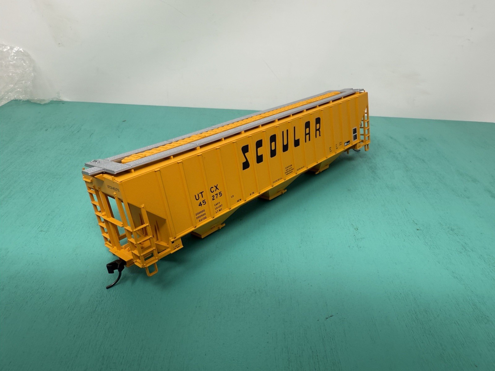 Atlas HO – 4750 Hopper – Missing Trucks No Package – Scoular UTCX