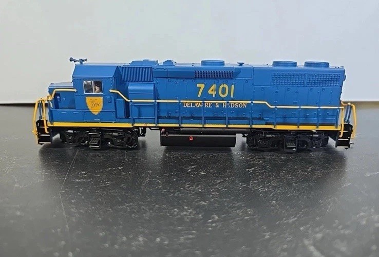 ATLAS TRAINMAN HO 10000480 GP39-2 PH1 LOCO DELAWARE & HUDSON #7401