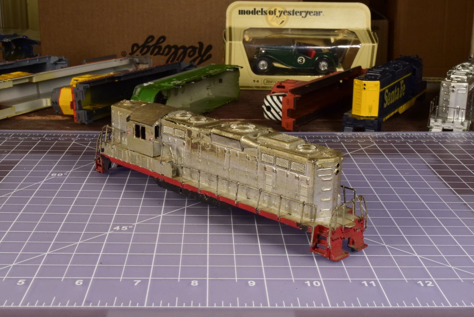 HO SHELL GP9 with Grunge Look, railings, no horns/inserts SH5