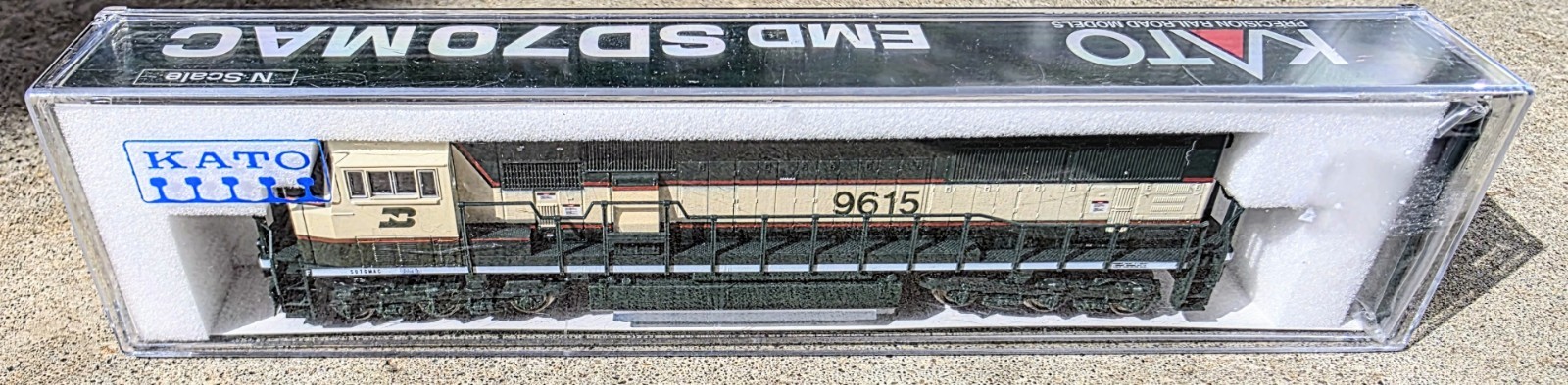 KATO N Scale 1:160 EMD SD70MAC Burlington Northern 9615 Diesel Locomotive DC ONY