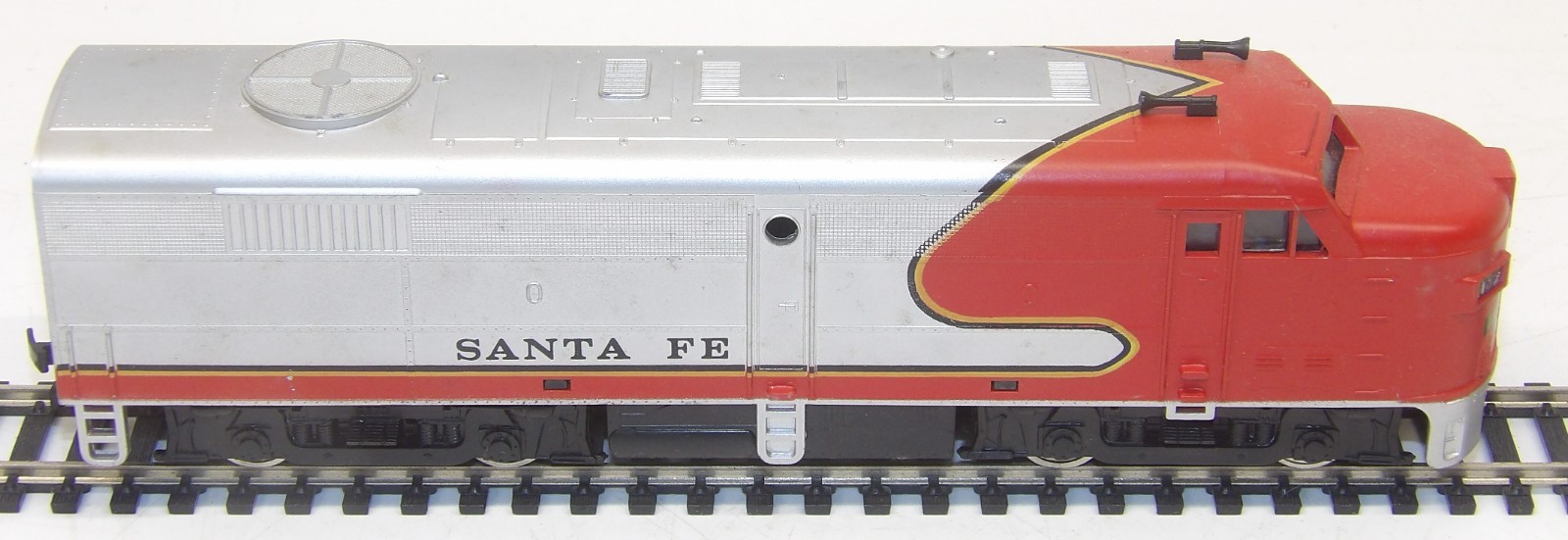 Vintage Model Power HO scale Santa Fe Alco FA-1 engine (runs rough) & 5 cars