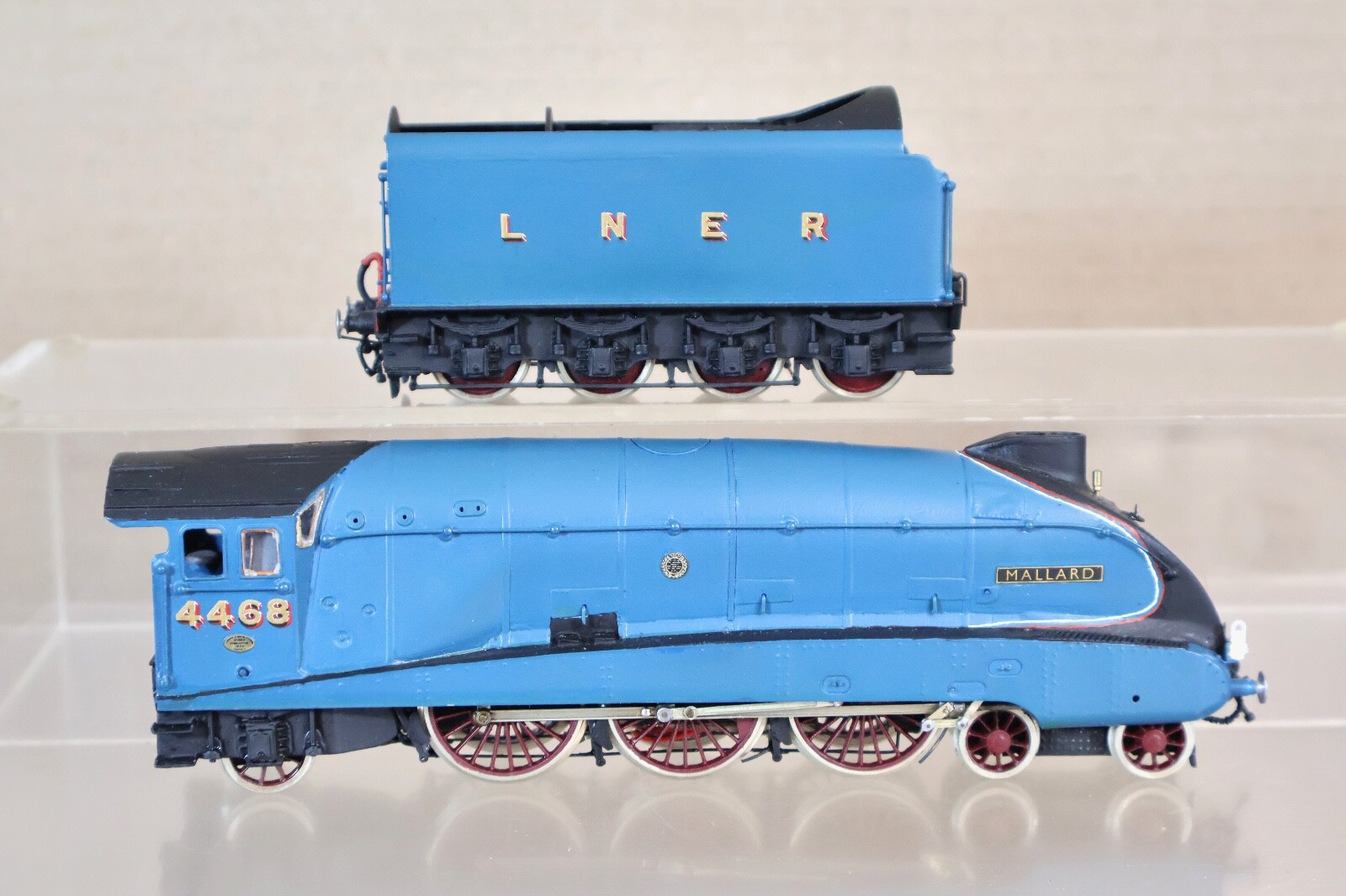 DJH PC MODELS EM GAUGE KIT BUILT LNER A4 MALLARD LOCO & 10 GRESLEY COACH oj