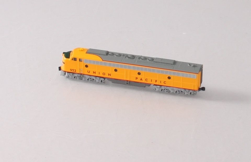 Kato 176-5316 N Scale Union Pacific EMD E9A Diesel Locomotive #952