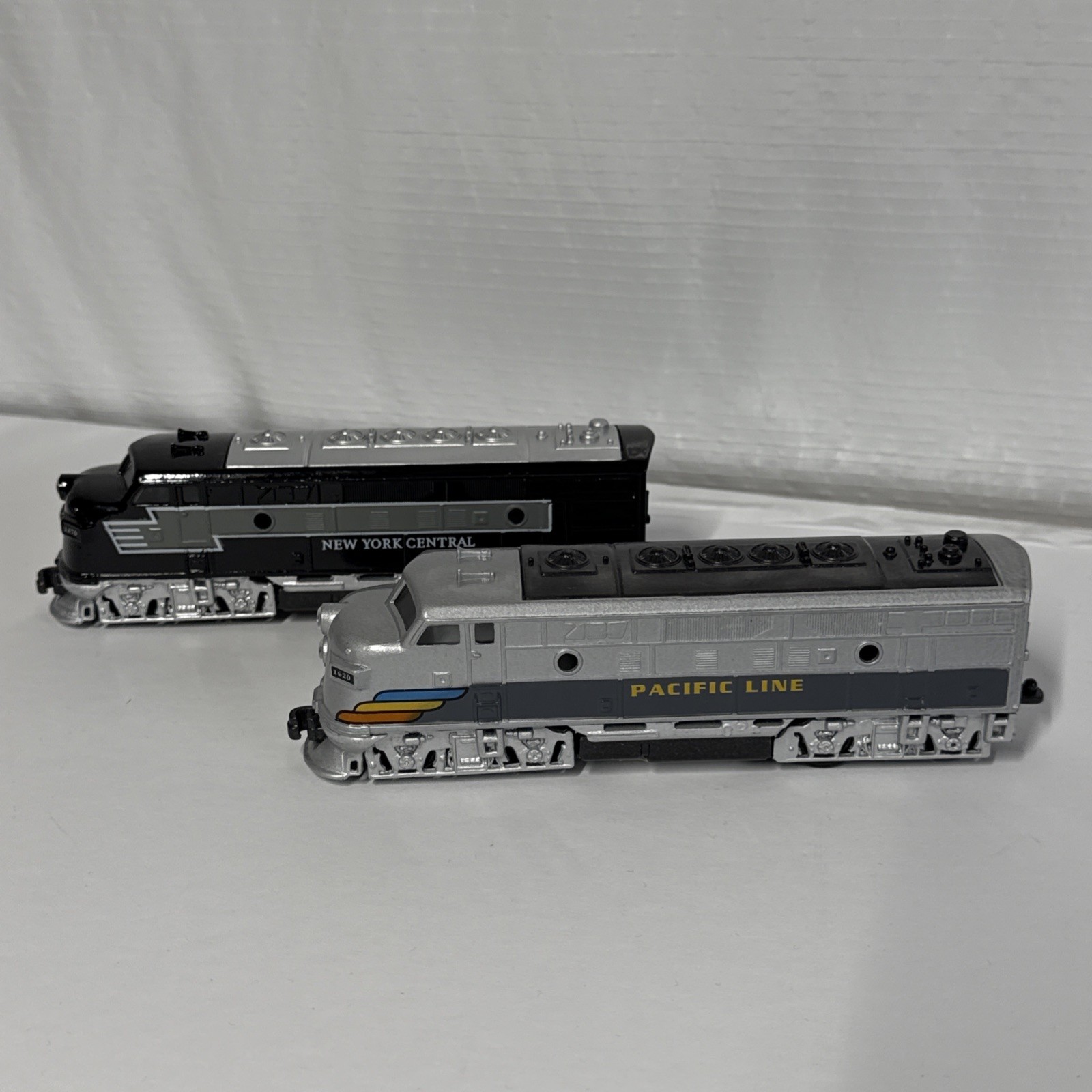 Pair Of Pull Back Plastic Diecast Train Diesel Engines Toys 6.5 Inch Length
