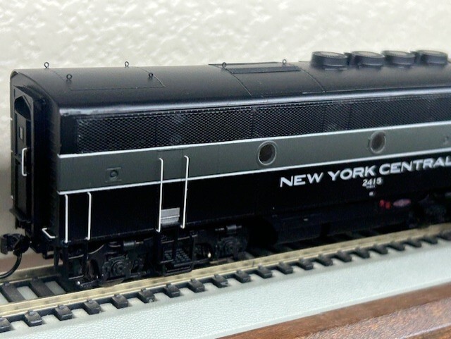 NEW YORK CENTRAL EMD F3B LOCO – FACTORY DC/DCC / QUANTUM SOUND HO Scale NEW OOP