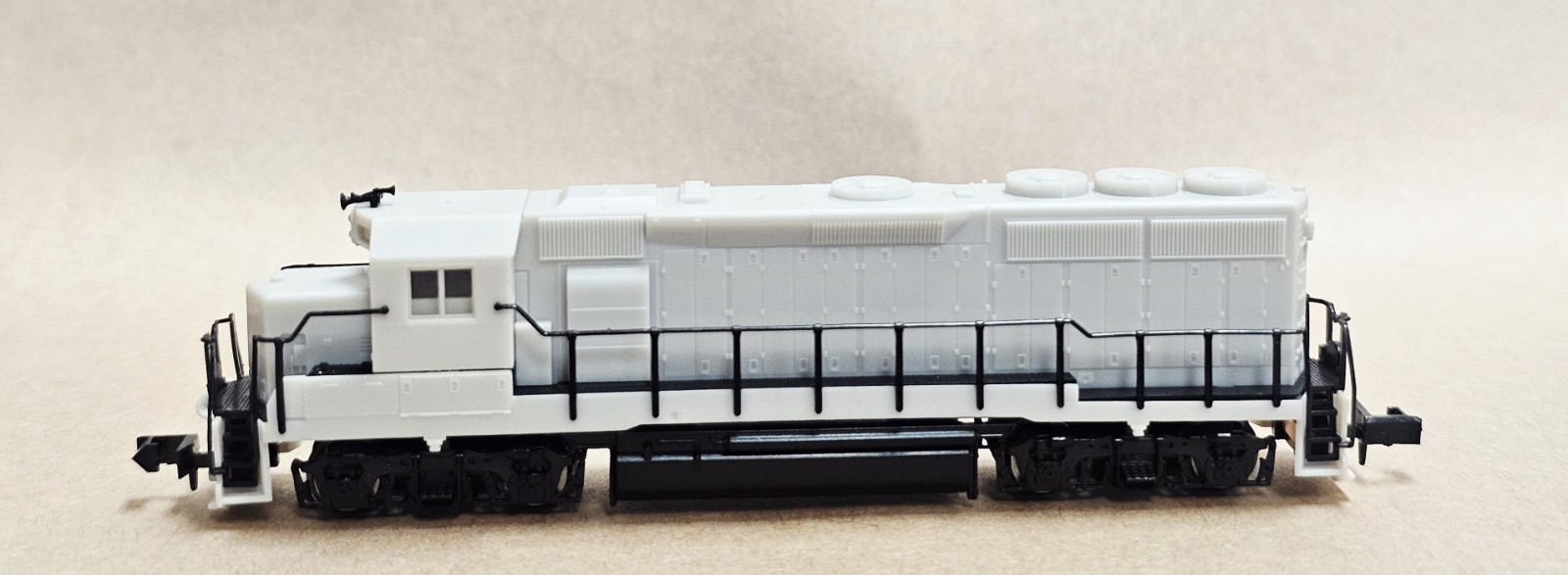 N Scale ATLAS 48601 Undecorated GP40-2 Locomotive / NEW