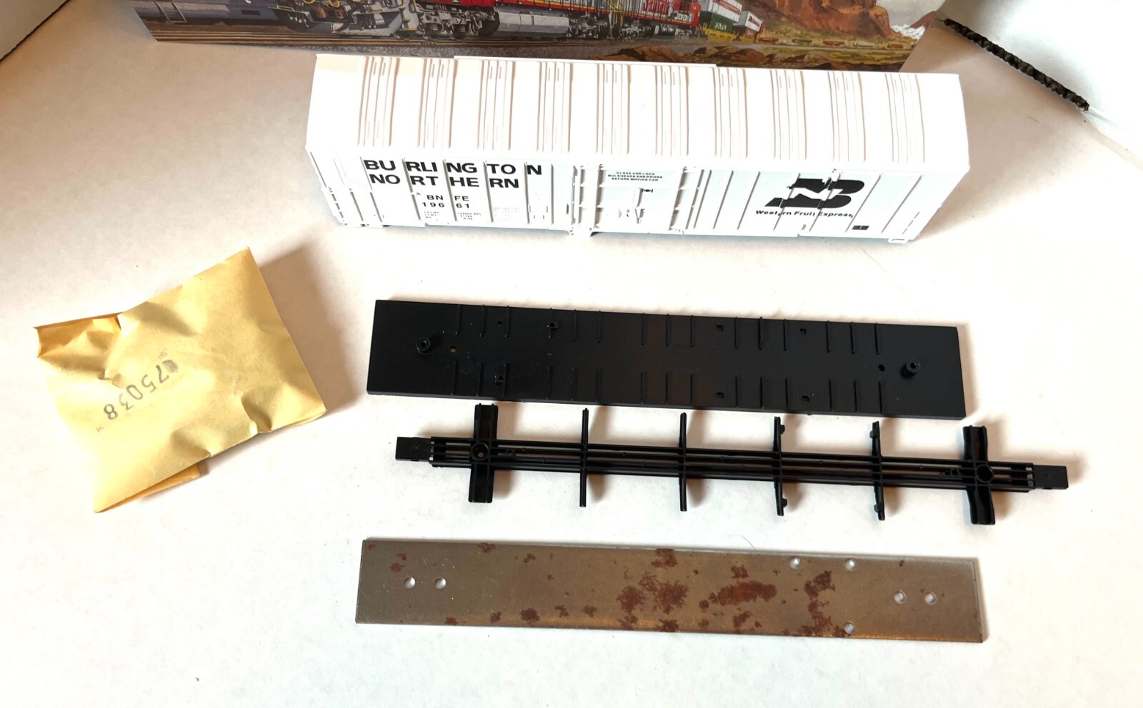 Athearn 57′ Reefer Burlington Northern-White #19661 Western Fruit Express DG614