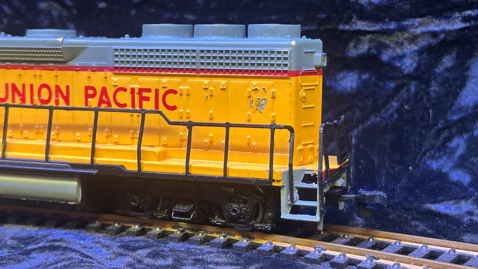 BACHMANN HO SCALE UNION PACIFIC RAILROAD GP40-2 POWERED LOCOMOTIVE #866 WORKS #8