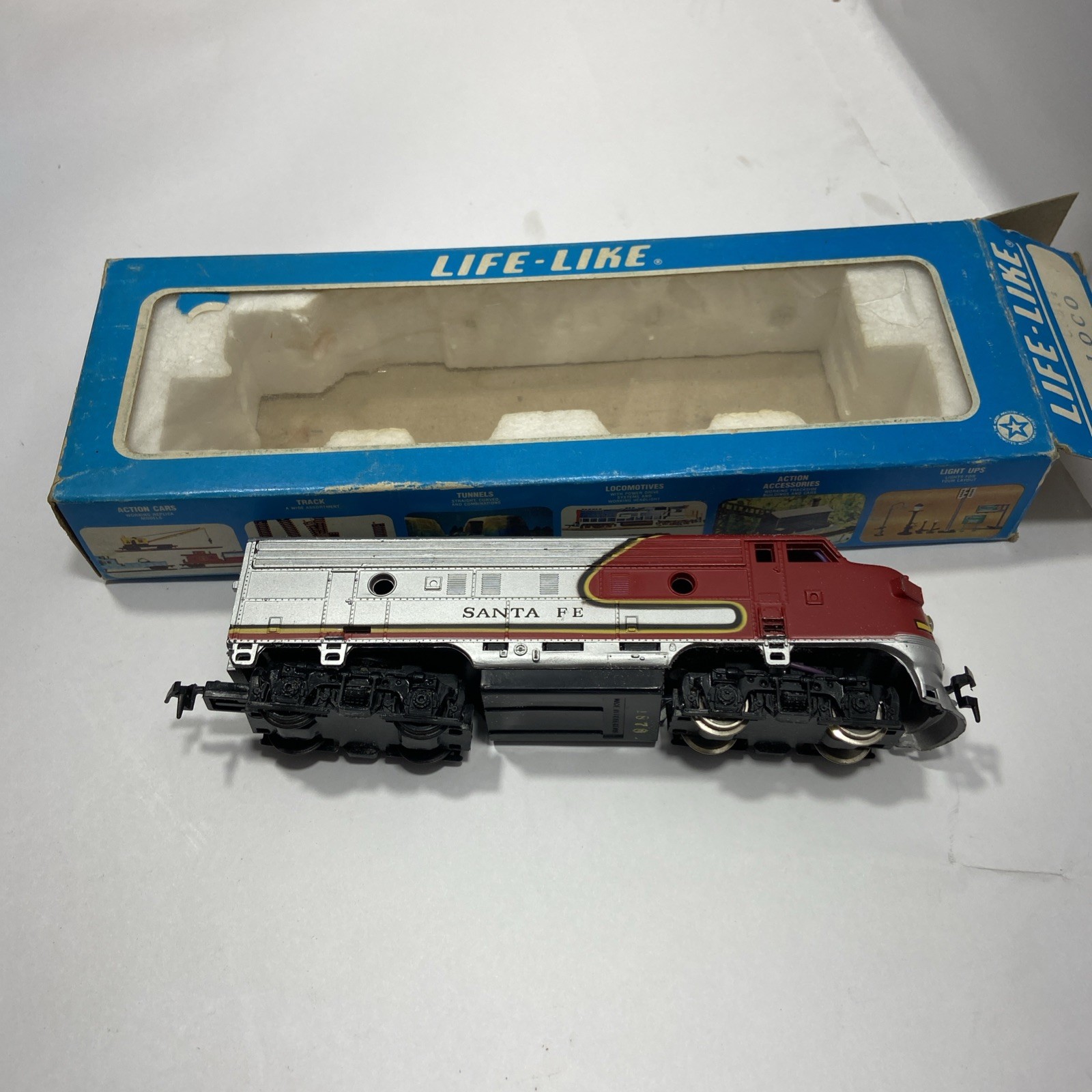 Life-Like Trains – Santa Fe Powered Locomotive – HO Scale 8689 F-7 LOCO SFE