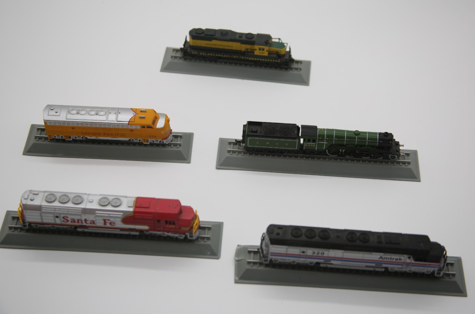 Train Replica’s die cast 1:31 scale 5 diesel locomotive engines