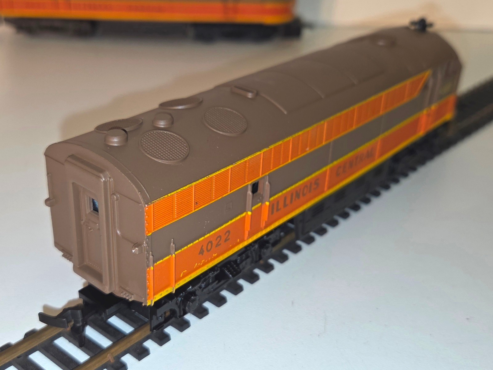 AHM Rivarossi HO Illinois Central FM C-Liner Diesel Locomotives 4022 w/ (3) Cars