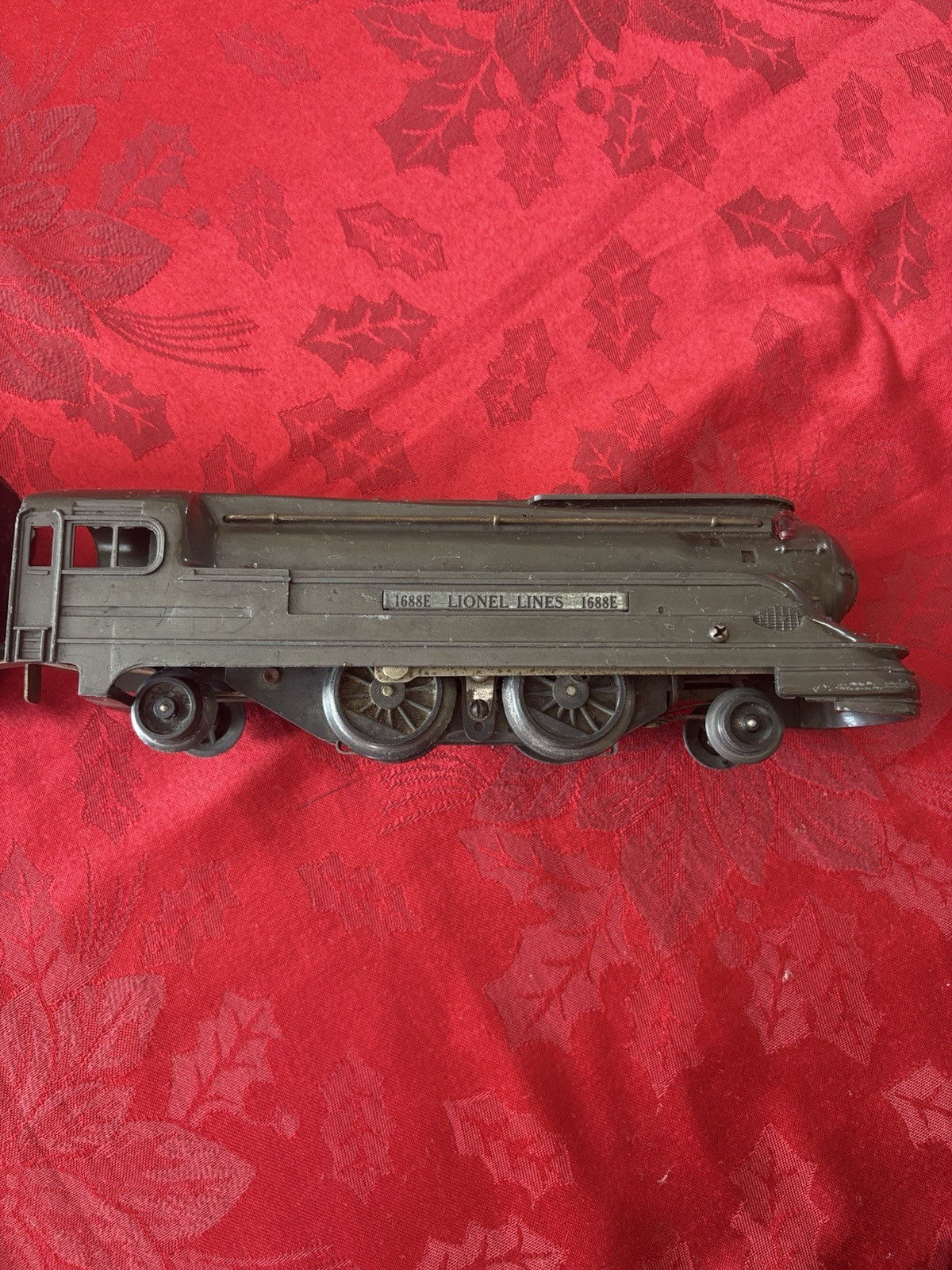 Pre-War Lionel 1688E “Torpedo” 0-Gauge DieCast Gunmetal Locomotive Train Set
