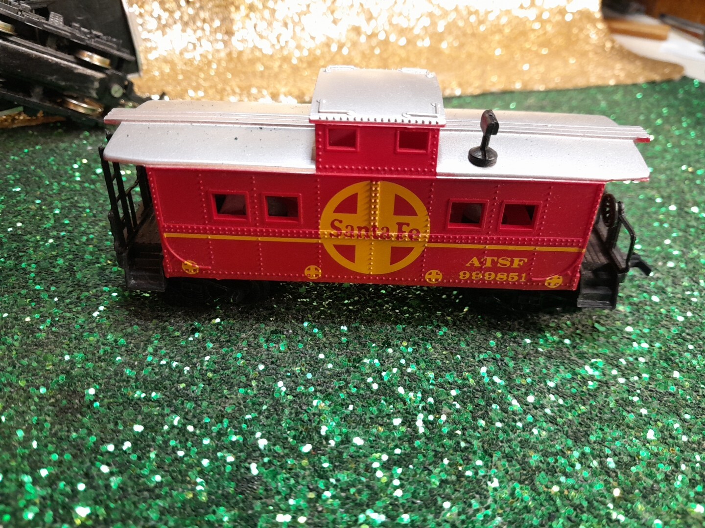 Ahm Santa Fe Locomotive Life -Like Caboose Combo See Description.