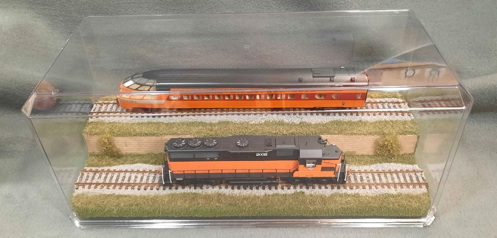 HO SCALE 16″ 2-LEVEL/2 TRACK “TALL GRASS-SUMMER SCENE” -DISPLAY CASE- FOR ALL HO