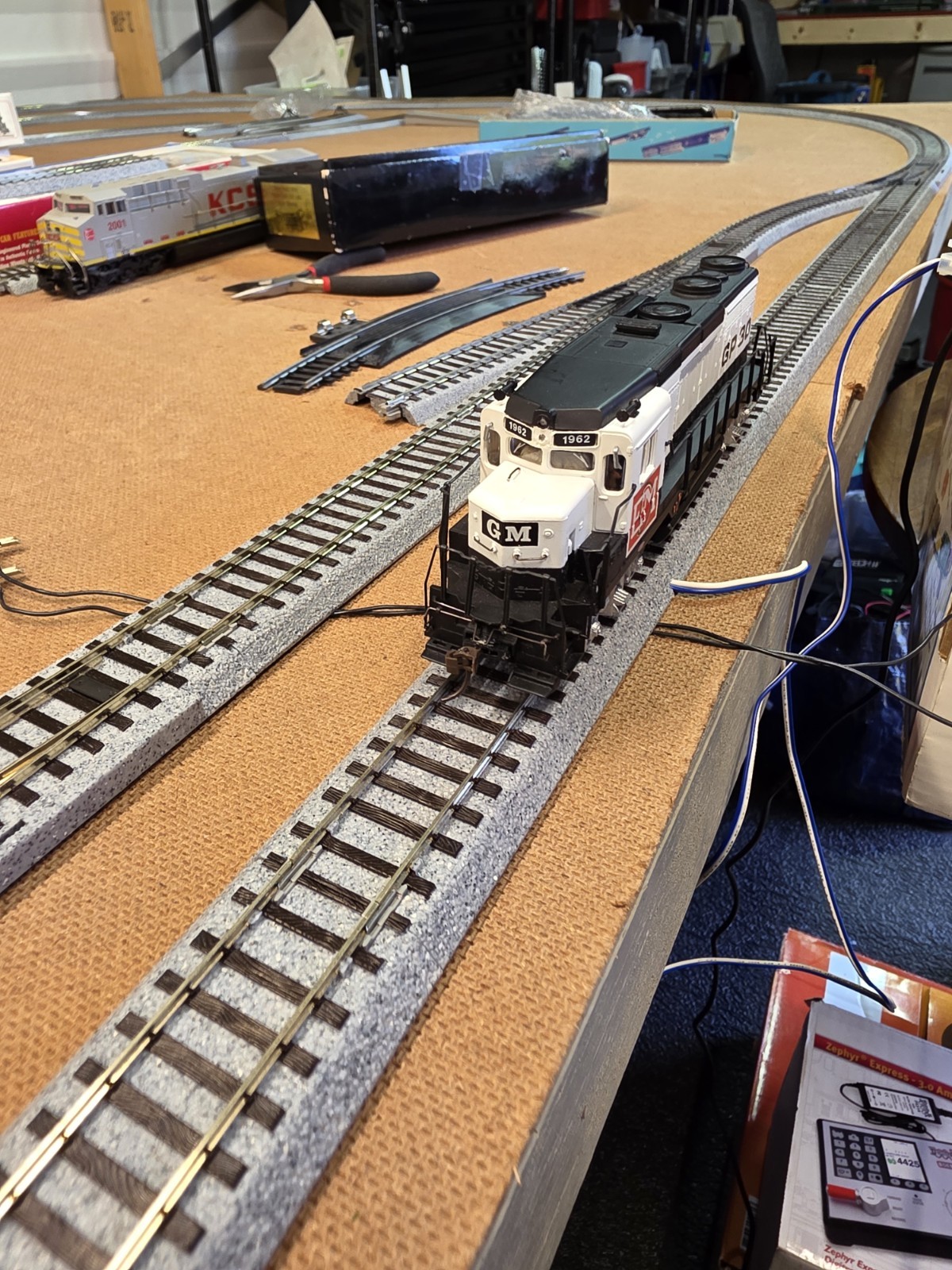 Bachmann Spectrum HO EMD GP30 General Mills #1962 Diesel Locomotive DC Analog