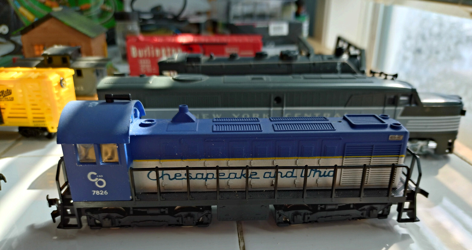 HO scale train start up, 1970’s, 2 locomotives, 12 cars, station + Very Clean