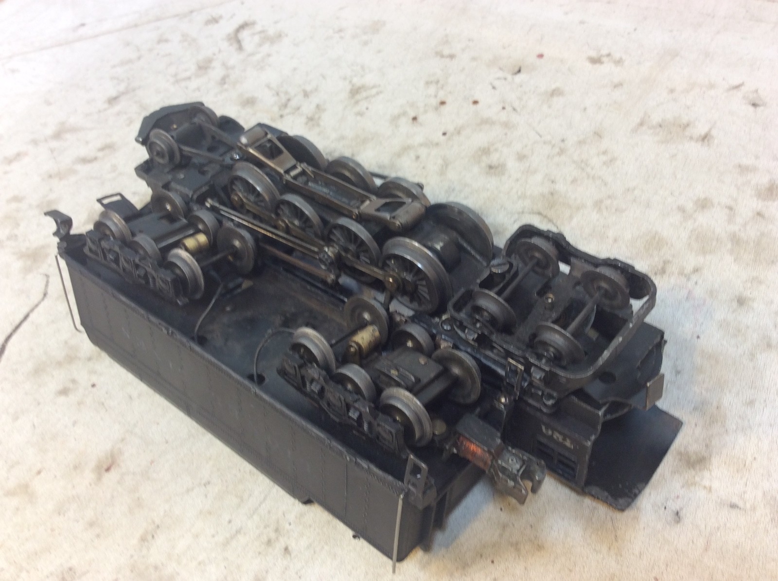 Lionel 726 Steam Engine and 3 Madison Passenger Cars O Gauge / 027