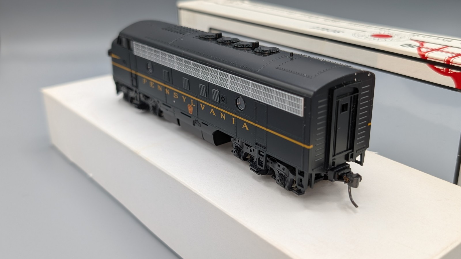 Stewart/Kato HO 8440 F3A Phase IV Powered Pennsylvania RR – Kadee Couplers – NOS