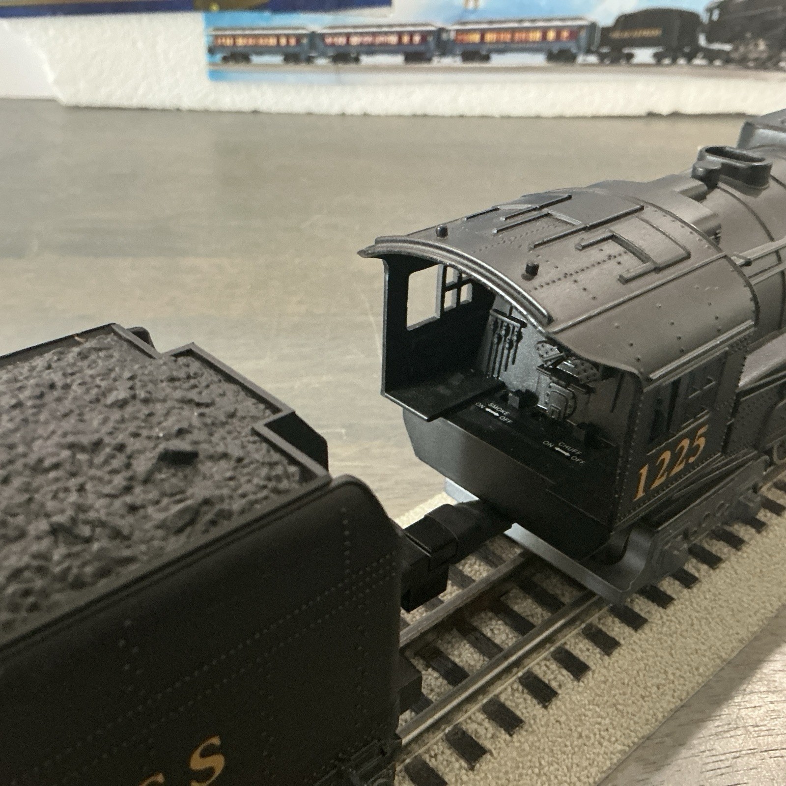 LIONEL POLAR EXPRESS™ O GAUGE WITH LIONCHIEF BERKSHIRE ENGINEw/TENDER & REMOTE x