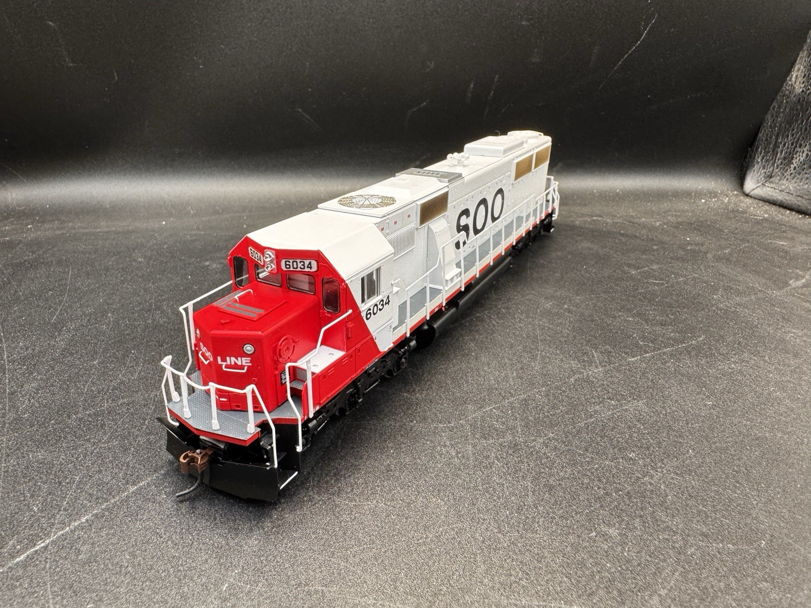 Athearn RTR 6034 Soo Line SD60 Red/White Ho Scale DC/DCC Ready 79863