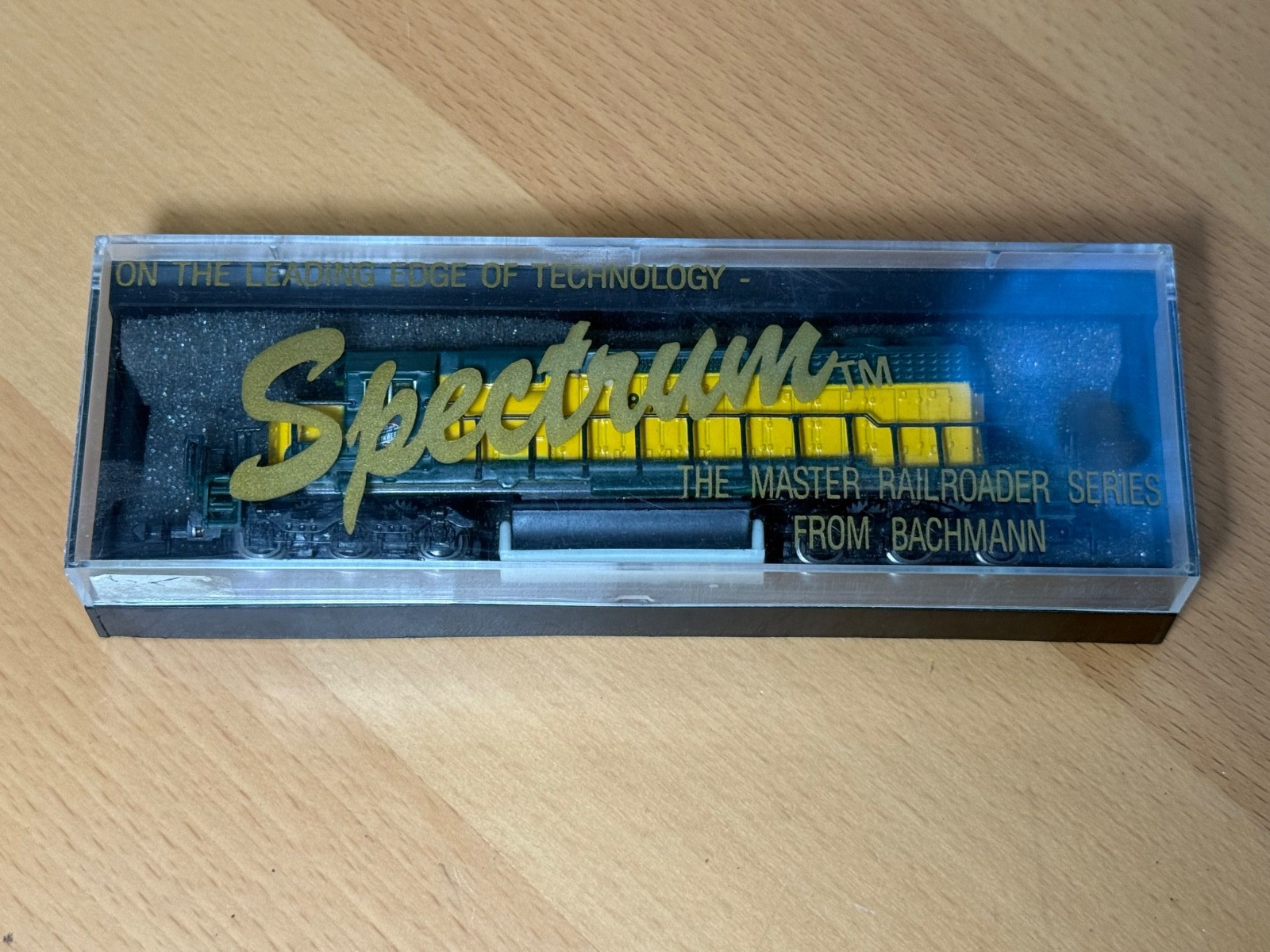 N Bachmann Spectrum Chicago & NW SD40-2 Locomotive #6872 (26-859), NEW, UNUSED