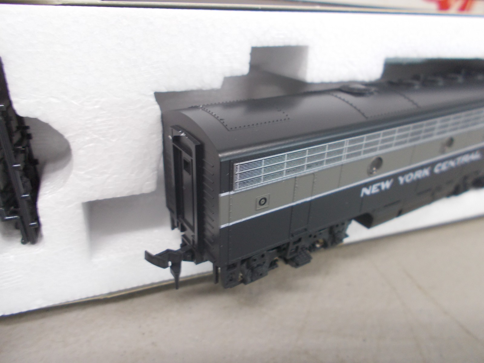 STEWART / KATO # 9141 ~ NEW YORK CENTRAL F7B POWERED LOCOMOTIVE ~NIB ~HO SCALE