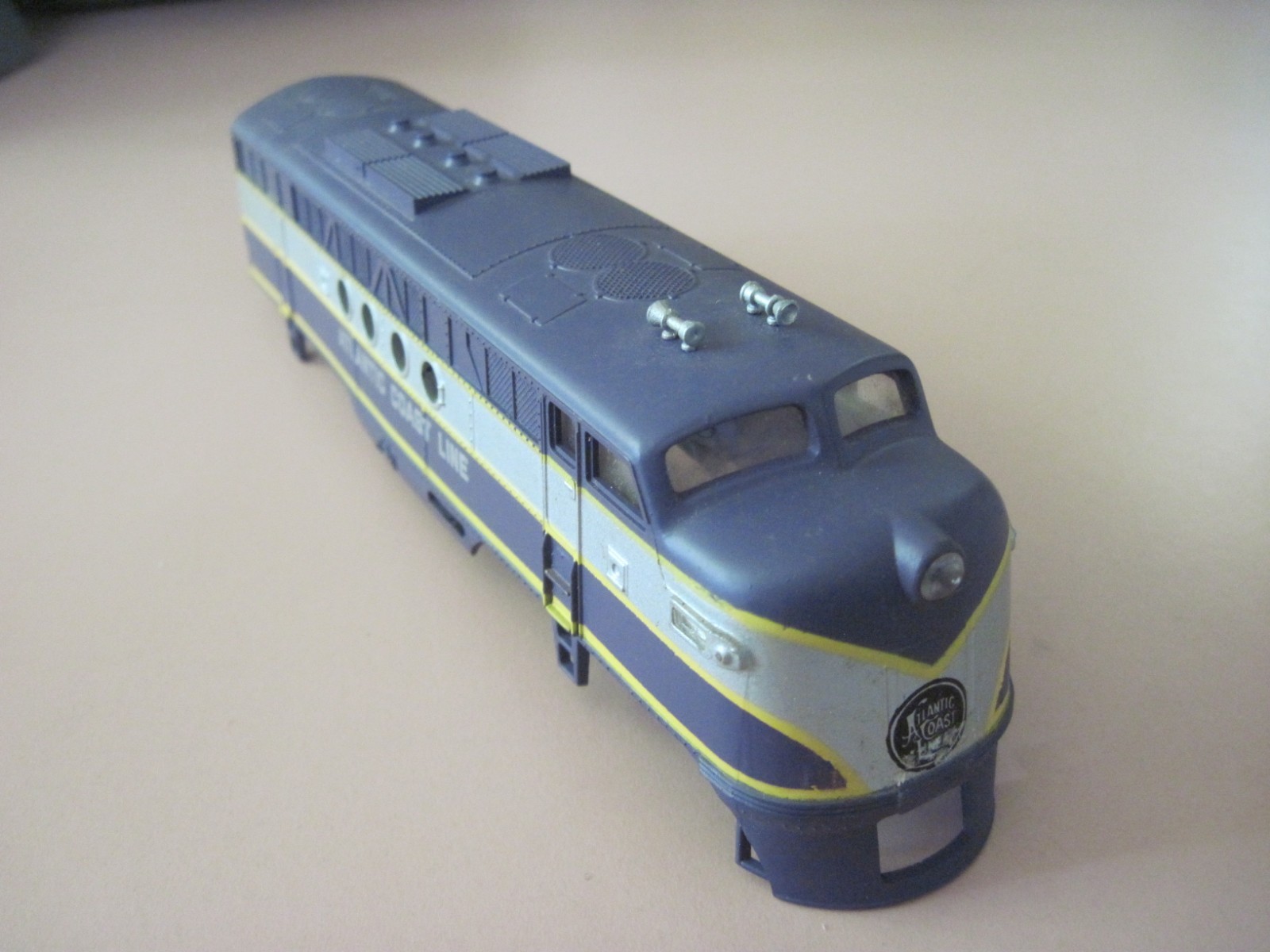 AHM HO Scale EMD Atlantic Coast FT Locomotive Body Shell. Rear Missing AS IS
