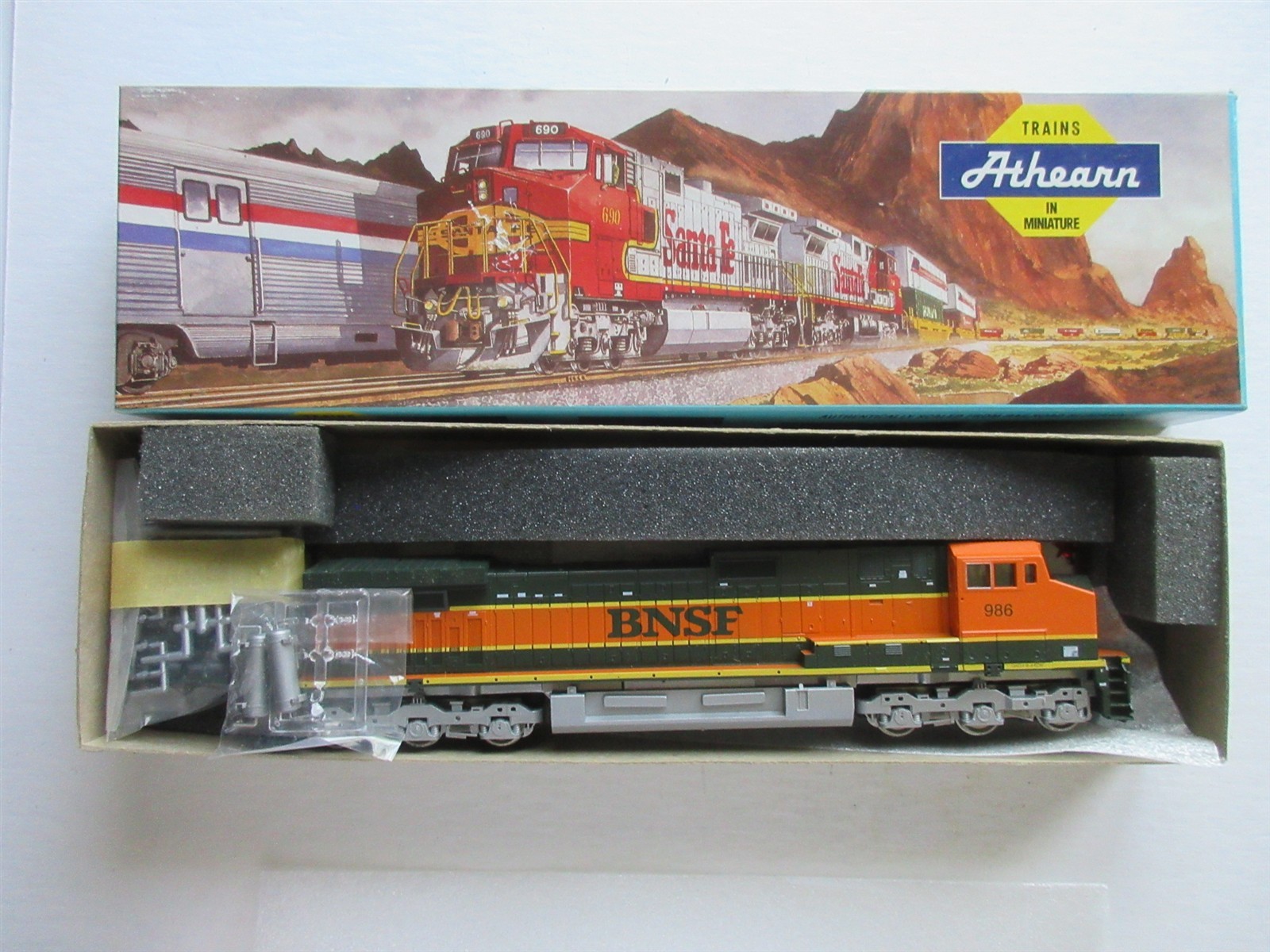 Athearn 4936 BNSF C44-9W Powered Diesel Locomotive #986 New HO Scale
