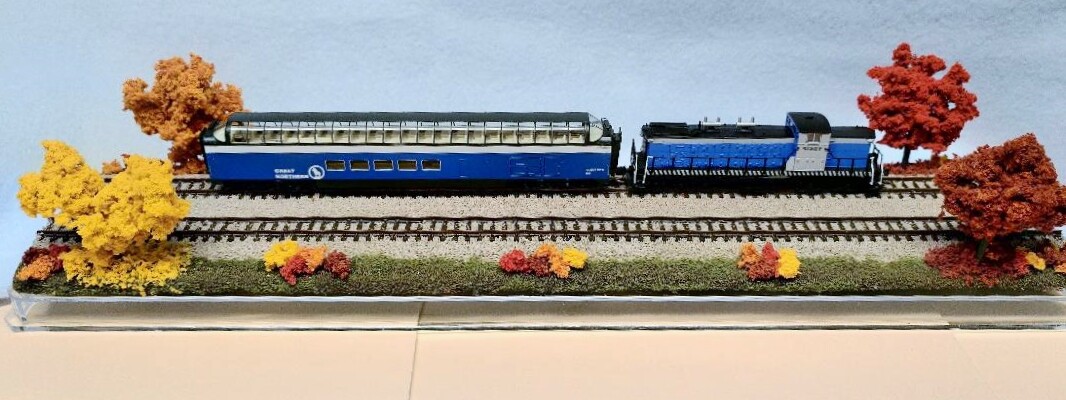 N SCALE 16″ DOUBLETRACK TRAIN DISPLAY CASE -FALL FOLIAGE SCENE -FOR N TRAINS