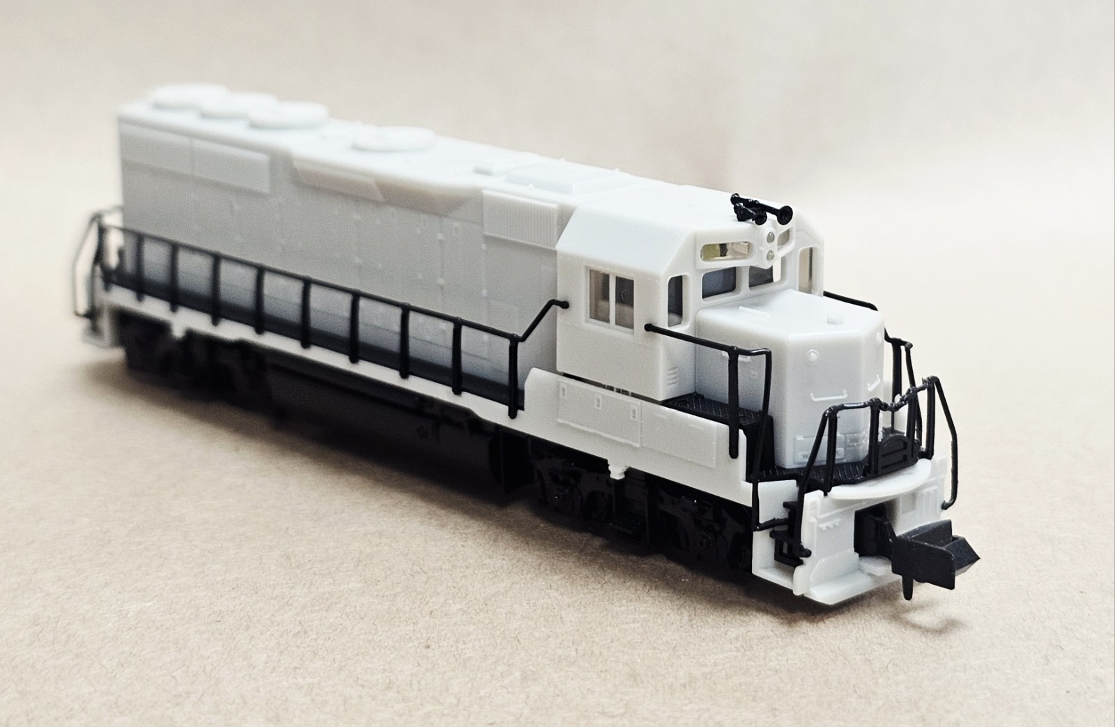 N Scale ATLAS 48601 Undecorated GP40-2 Locomotive / NEW