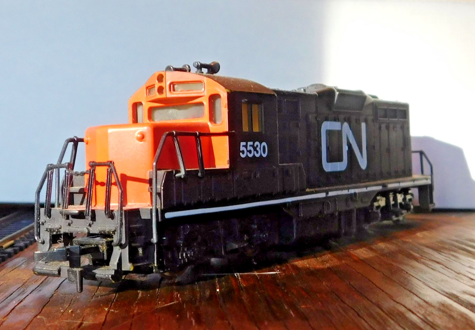 COX Diesel Locomotive EMD GP-9 ~ CANADIAN NORTHERN ~ Rd# 5530 – HO