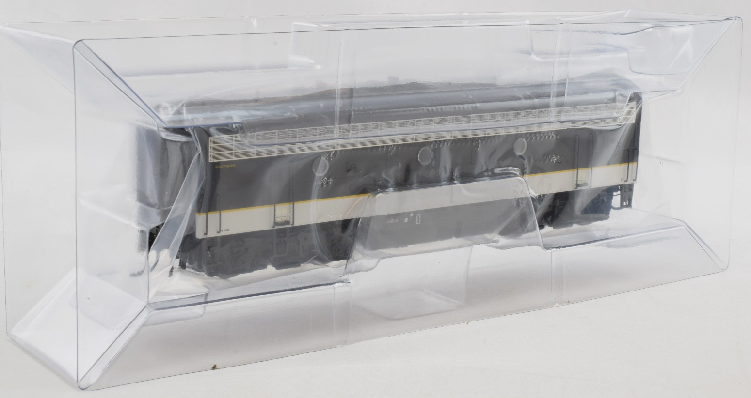 Broadway Limited Southern Railway EMD F3B – Tuxedo Scheme Paragon4 HO Loco 8178