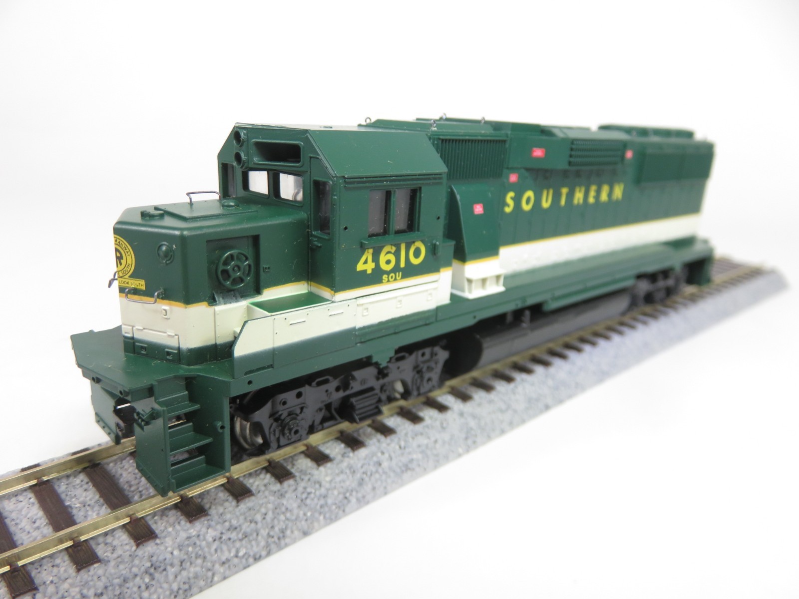 Athearn Blue Box 4766 HO Scale Southern Railway EMD GP59 Diesel Locomotive