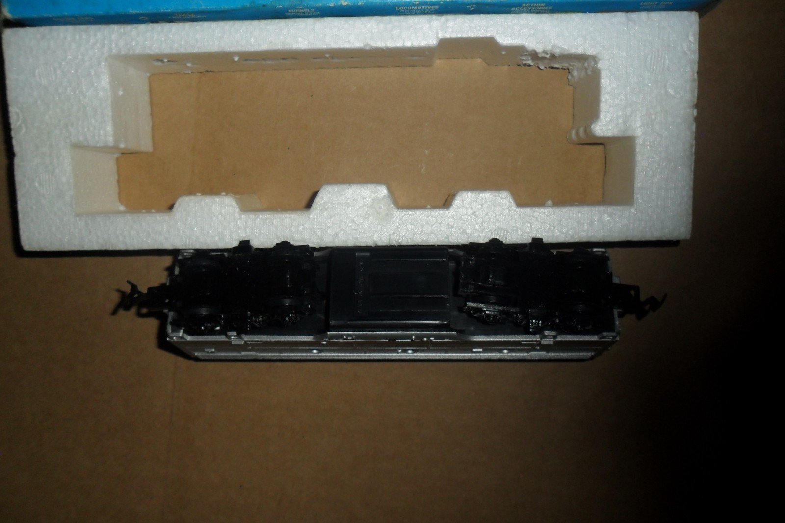 LIFE LIKE HO F7B SANTA FE Locomotive DUMMY (NON POWERED )