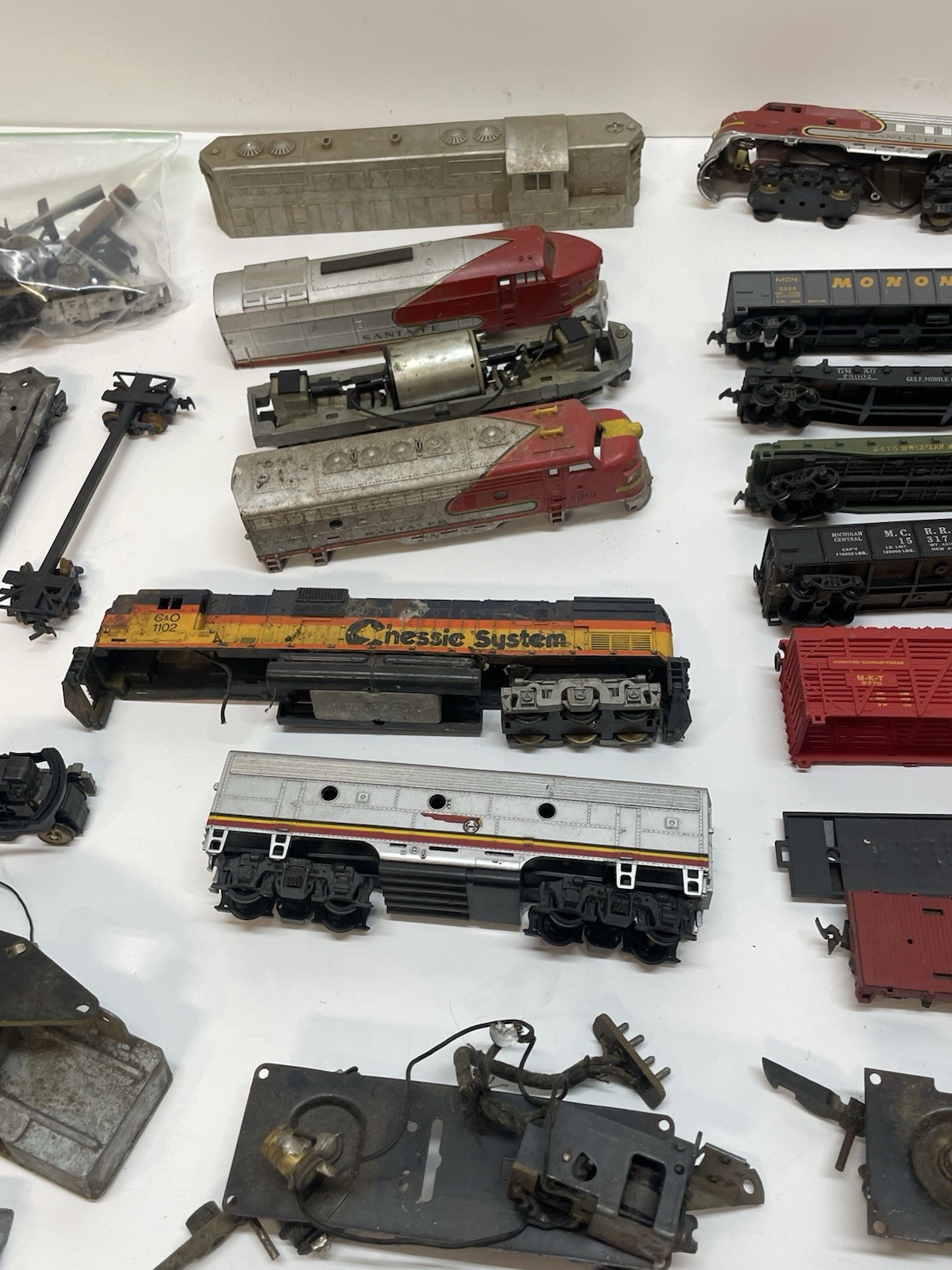 Vtg HUGE Lot HO Locomotives, Train Cars, Parts & Pieces Mixed *FOR PARTS AS IS*