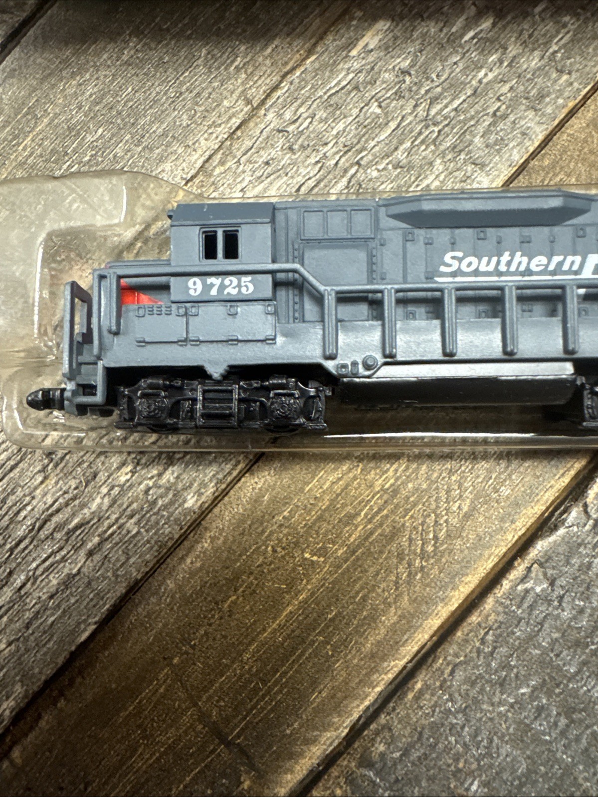 NEW IN ORIGINAL BOX: 1990’s South Pacific 9725 Locomotive Train 4″, Mint m16