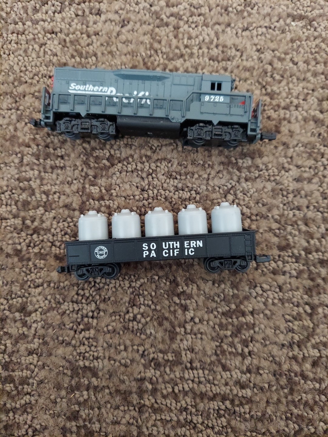 Southern Pacific 9725 N Gauge Diesel Locomotive and Canister Car