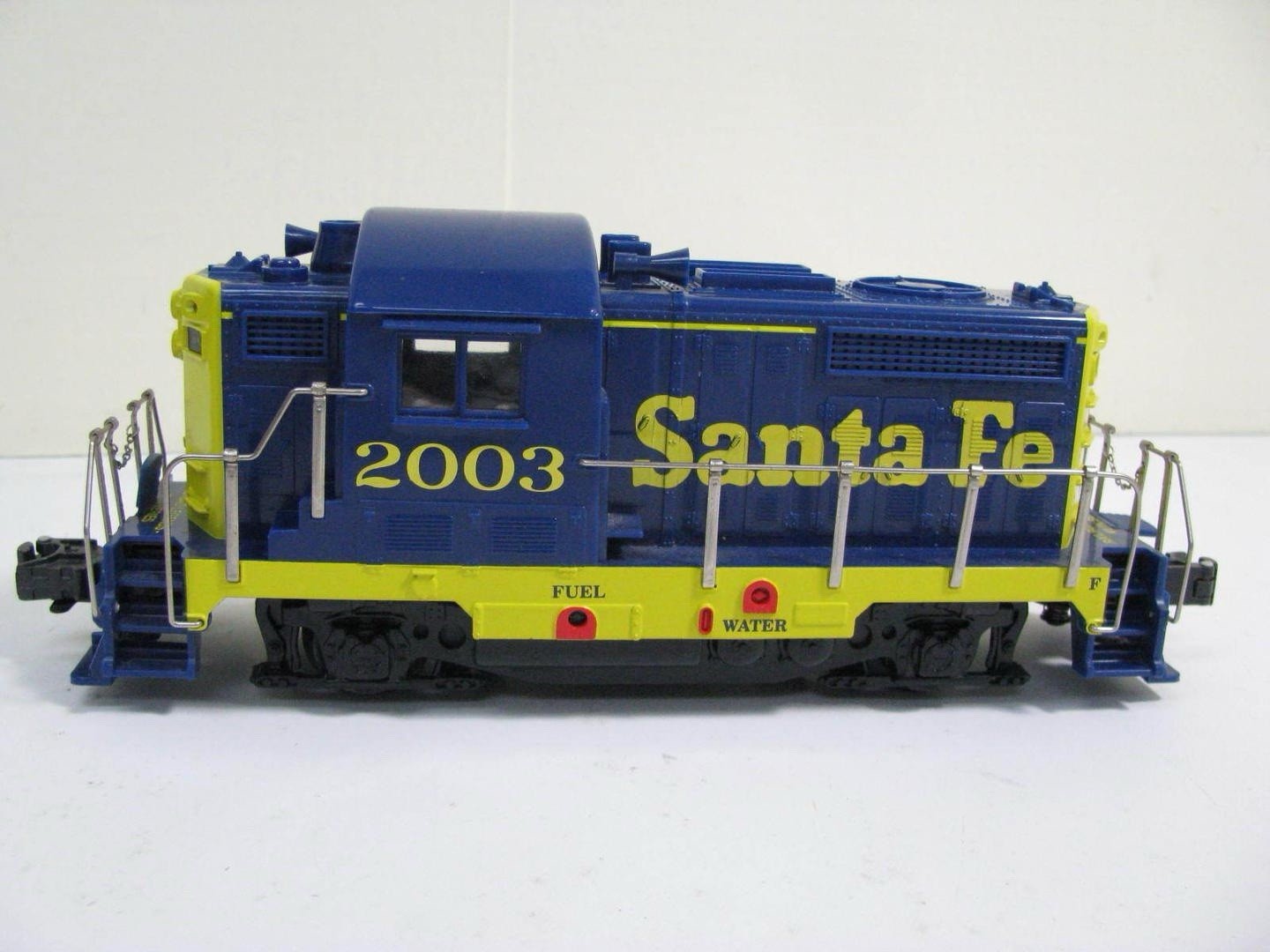 O RMT Santa Fe #2003 GP Complete Powered Diesel Locomotive – (LNIB)