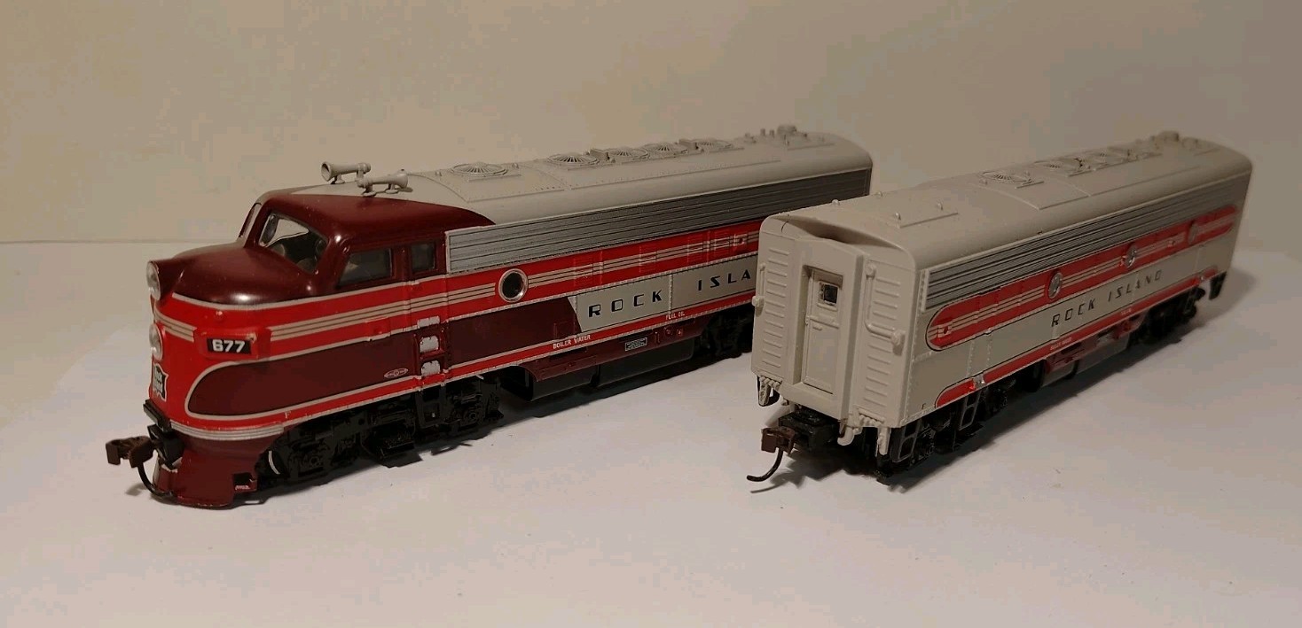 HO Scale Athearn Rock Island F7A-F7B #677 Diesel Locomotive Set Rare