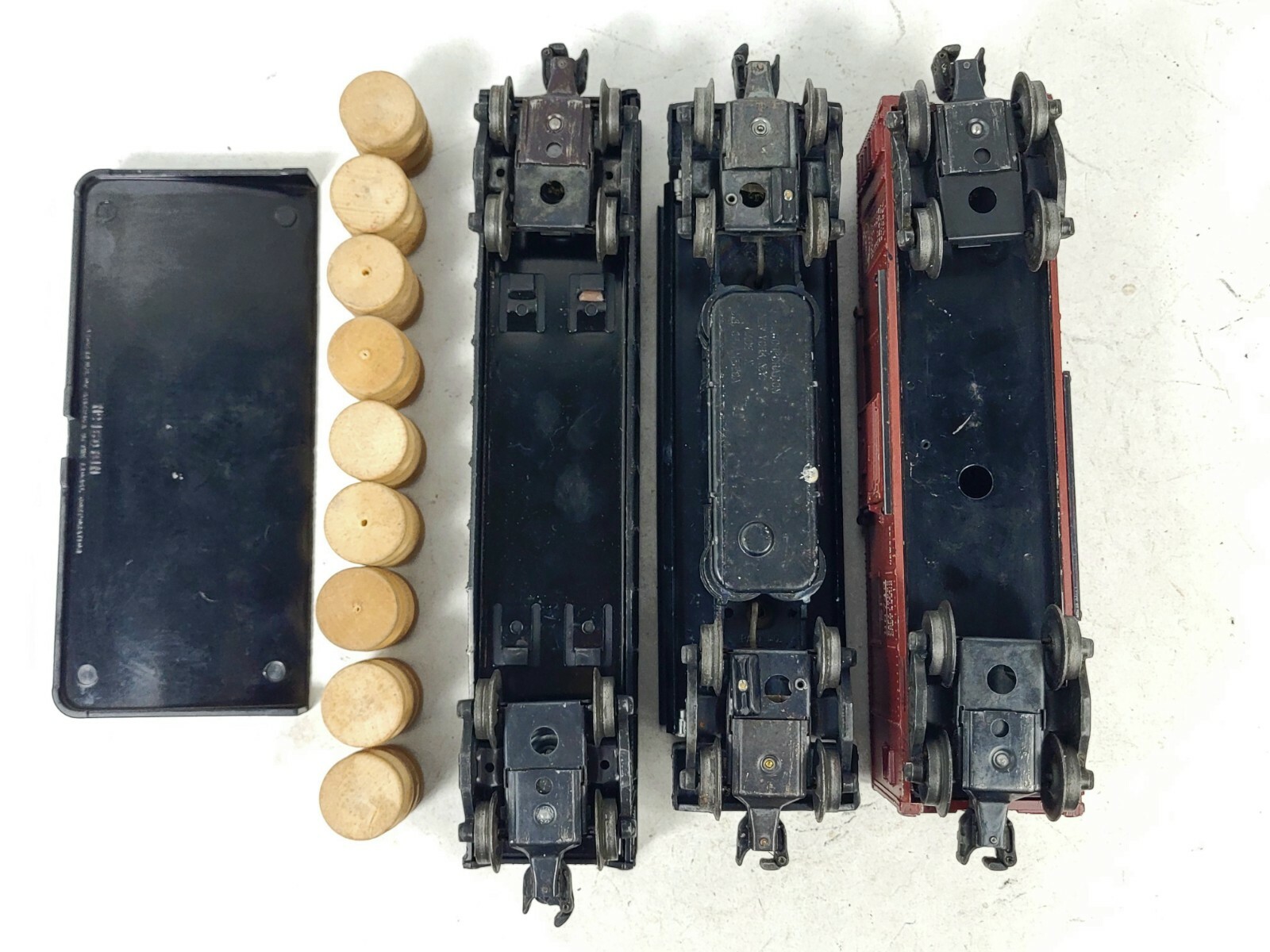 3x Lionel 3469 Dump Car w/Bin 6462 Gondola w/Barrel Load, X6454 Boxcar SP 96743