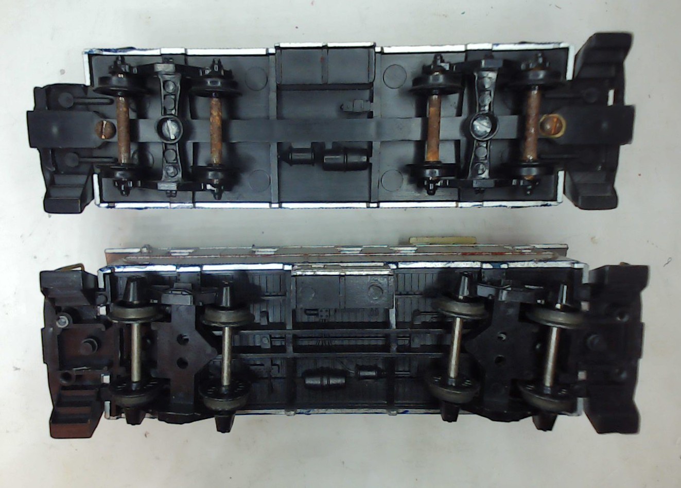 Hand-painted AHM HO RS-2 Diesel Locomotive, 2 Cabooses – Roco, Unbranded (DL076)
