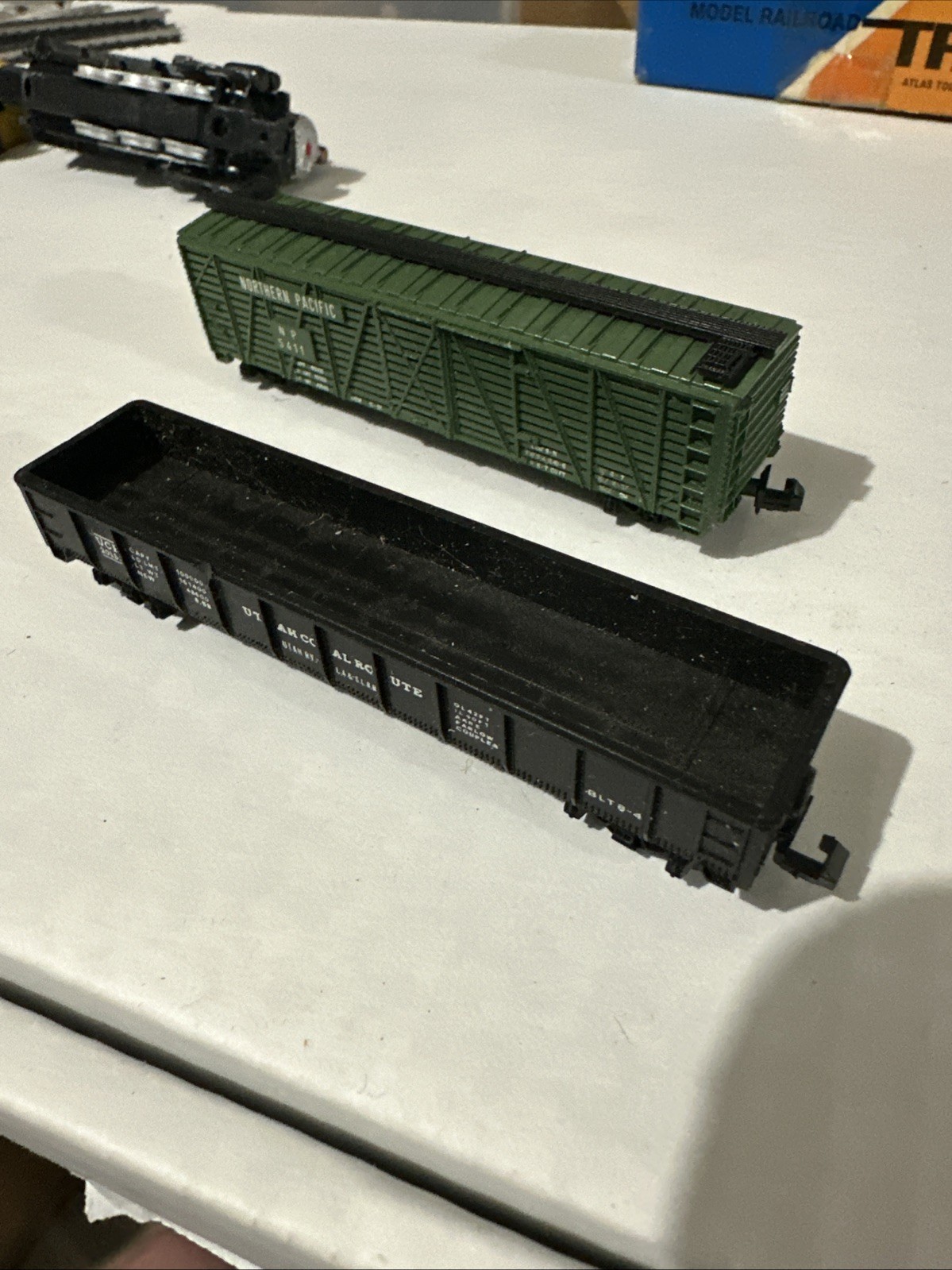 Aurora Postage Stamp Train N Scale #4859 Penn Central Locomotive Plus Lot