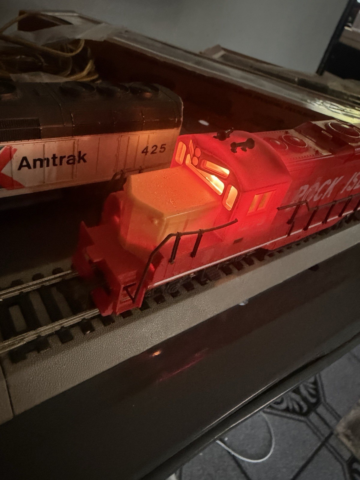 Cox HO Scale Rock Island GP9 Diesel Locomotive 1279 Red Yellow (Working)