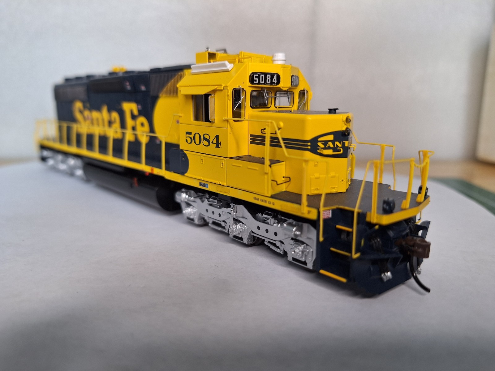 Athearn HO-Scale SD-40-2 ATSF #5084