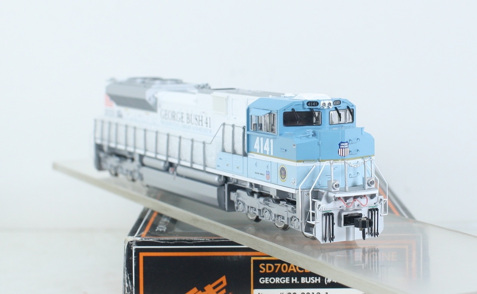 HO MTH 80-2013-1 George H. Bush SD70ACe Diesel Locomotive #4141 ProtoSound 3