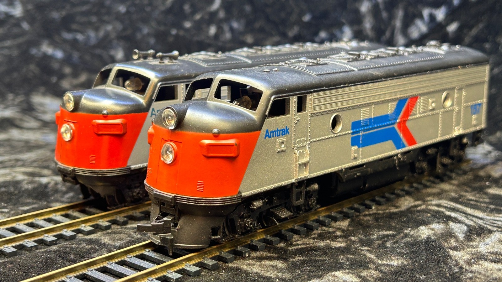 5 Amtrak HO Train, 2 Cars, 2 Loco 103, 157, Locomotive Set Runs GREAT F7A-3 8WD