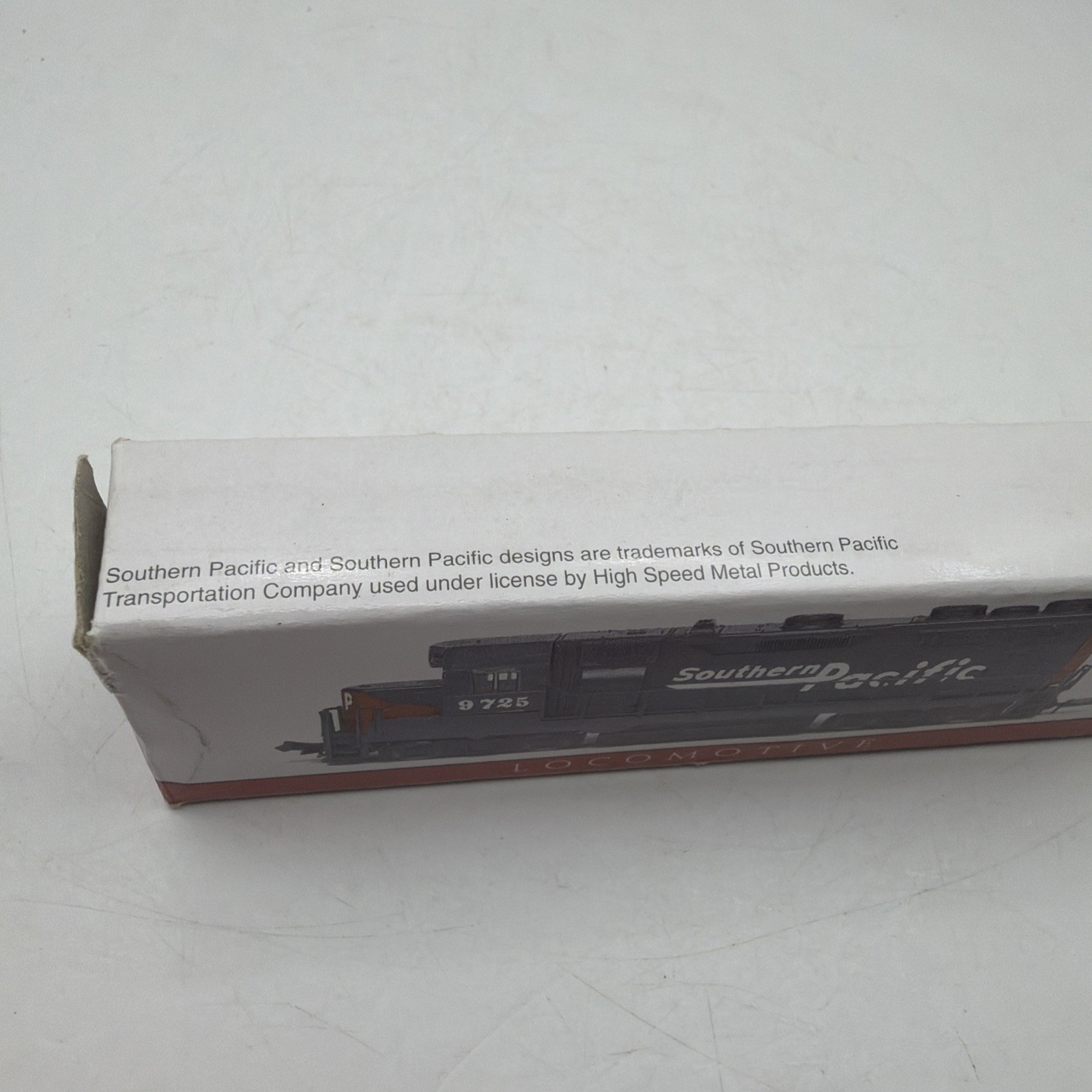 Southern Pacific 9725 N Gauge Locomotive Gray Red Black Painted Plastic