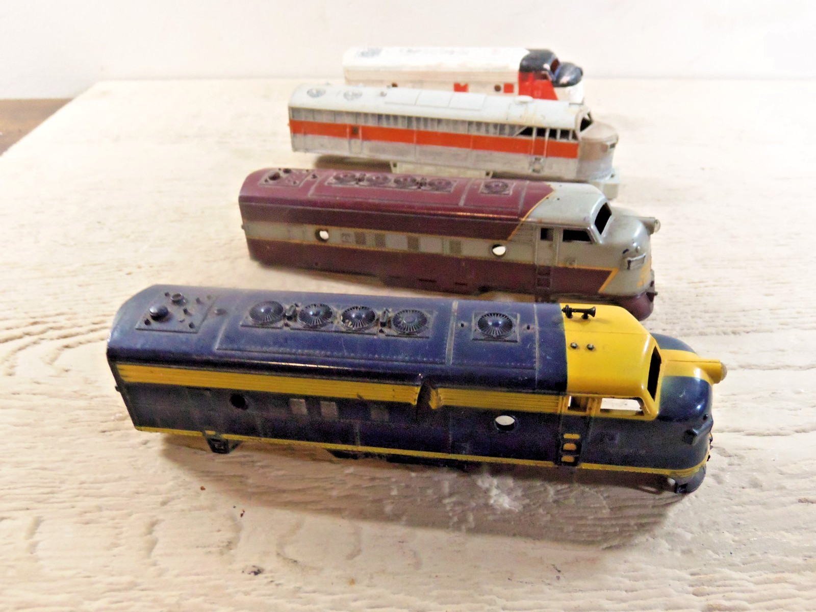 HO Lot of 9 Unmarked Locomotive Shells Parts Pieces
