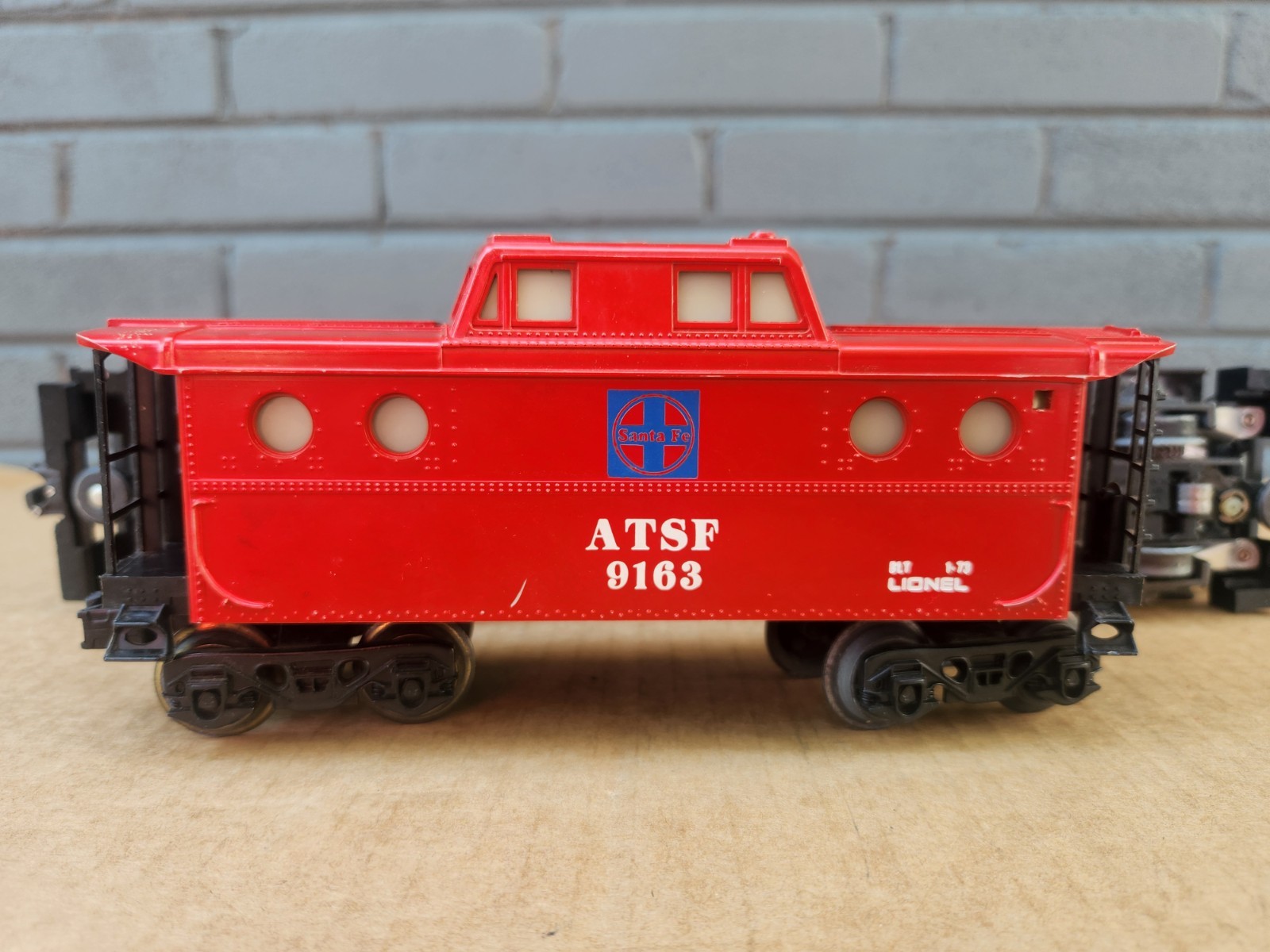 Lionel 8352 Santa Fe GP7 Powered Diesel Switcher Locomotive & 9163 AT&SF Caboose